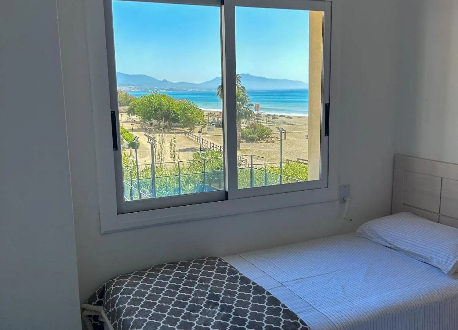 Luxurious 3 Bedroom Apartment Beachfront 马尼尔瓦